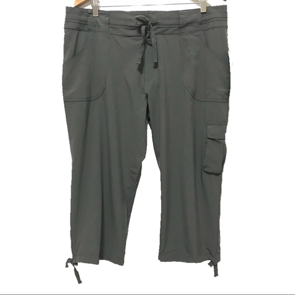 yoga pants with cargo pockets